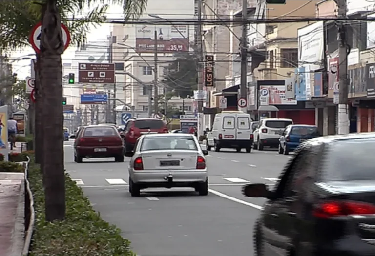 Idoso tem carro roubado e suspeitos trocam tiros com a polícia em Vila Velha