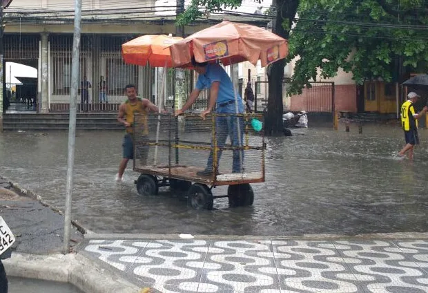 Baiano ganha renda extra no transporte de pessoas em ruas alagadas de Salvador