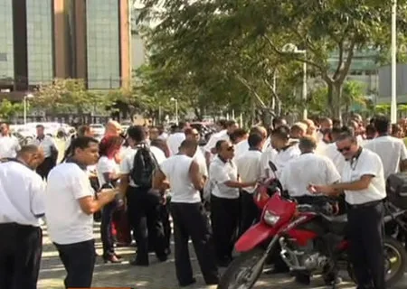 Passeata de motoristas e cobradores em greve interdita trânsito em avenidas de Vitória