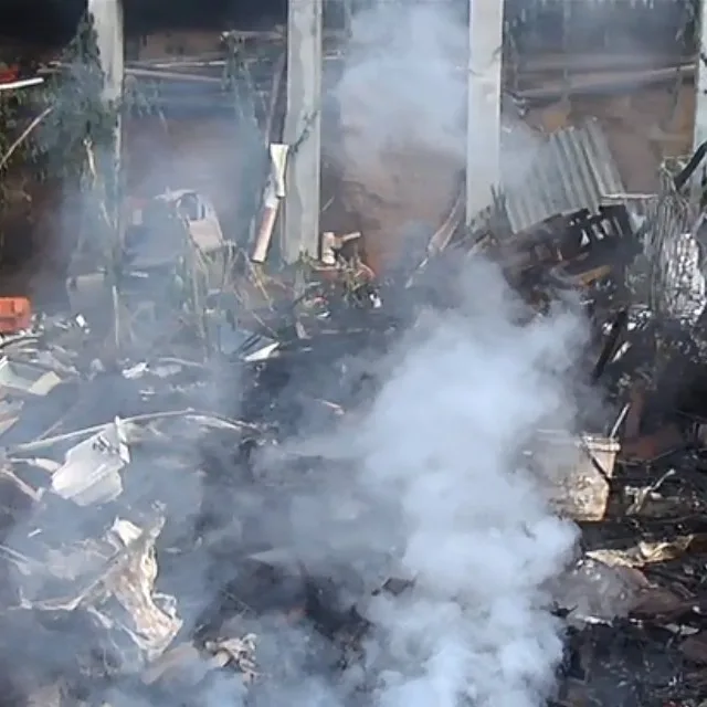 Casa abandonada pega fogo e assusta moradores de Vitória