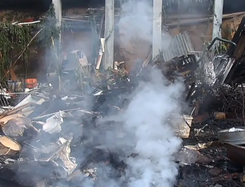 Casa abandonada pega fogo e assusta moradores de Vitória