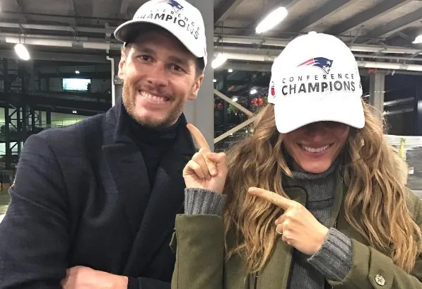 Gisele Bündchen comemora com Tom Brady no gramado do Super Bowl