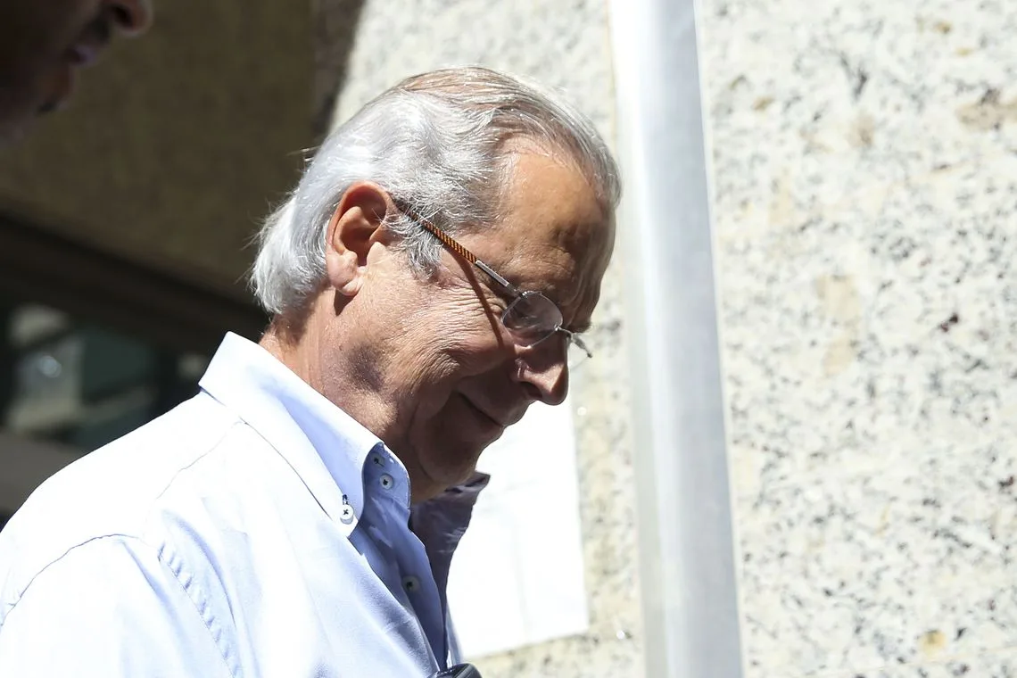 O ex-ministro José Dirceu deixa o Fórum Professor Júlio Fabbrini Mirabete, do Tribunal de Justiça do DF.