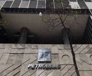 PETROBRAS5 – RJ – 10/09/2013 – PETROBRAS/ESPIONAGEM – ECONOMIA OE – Fachada da sede da Petrobras no centro do Rio de Janeiro. Documentos classificados como secretos e que vazaram da Agência de Segurança Nacional (NSA, na sigla em inglês) dos Estados Unidos, obtidos com exclusividade pelo Fantástico, mostram que a Petrobras, quarta maior petroleira do […]