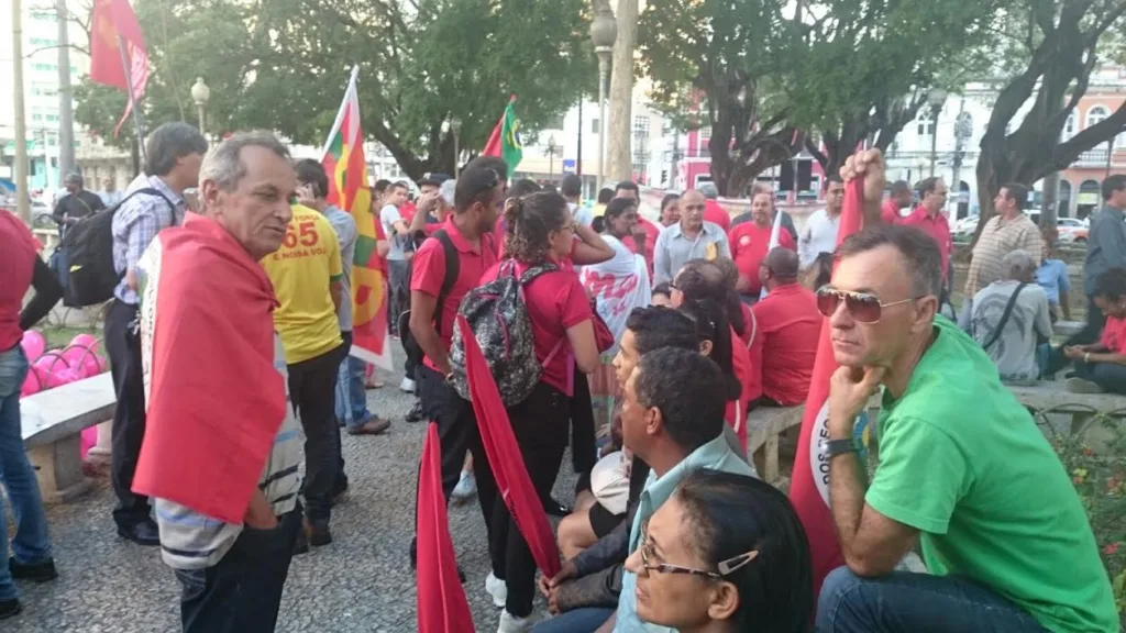 Baixa adesão em manifestação para defender Dilma em Vitória