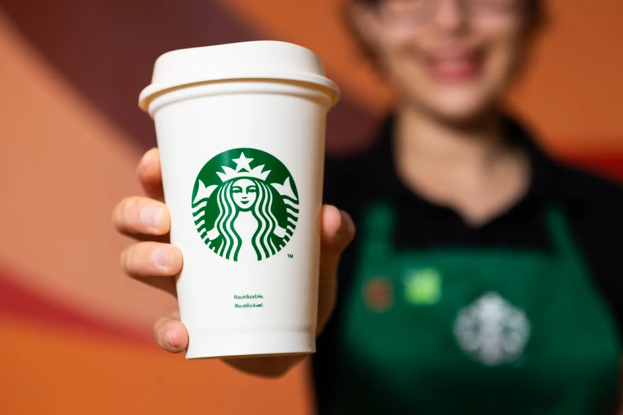 Starbucks anuncia saída da Rússia com fechamento de 130 lojas