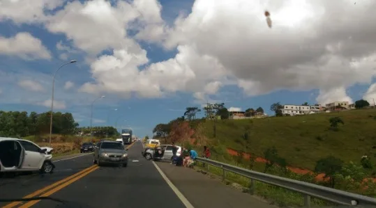 Carros batem de frente e quatro pessoas ficam feridas na BR 101, na Serra