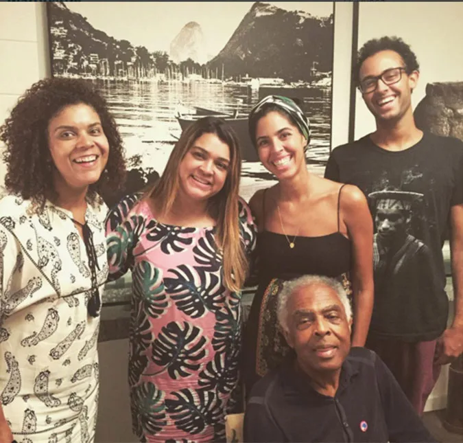 Gilberto Gil é visto em foto ao lado dos filhos após deixar hospital