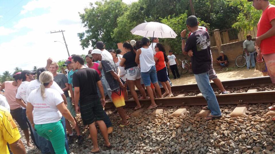 Grupo faz protesto e bloqueia passagem de trem pela Estrada de Ferro Vitória a Minas