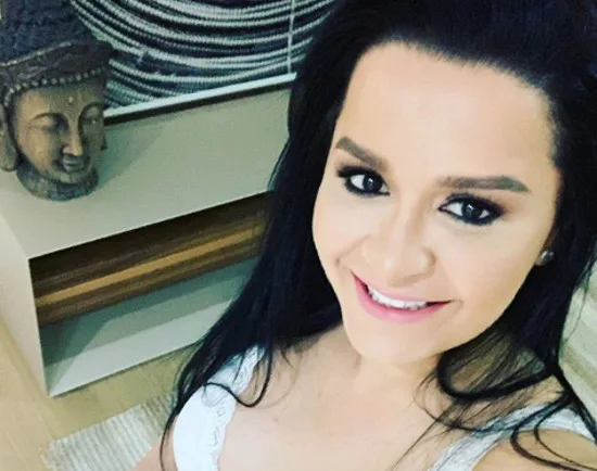 Cantora Maraisa mostra curvas em foto de lingerie e recebe elogios