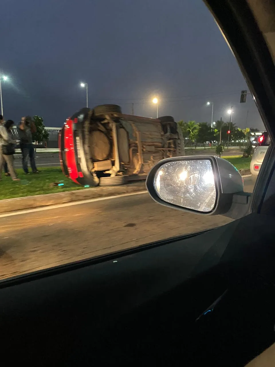 Carro capota após acidente envolvendo quatro veículos na Avenida Dante Michelini