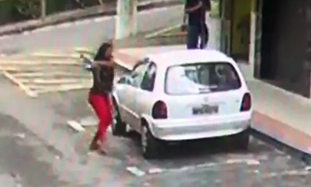 VÍDEO | Mulher usa marreta e quebra vidros do carro do ex-marido em Campo Grande