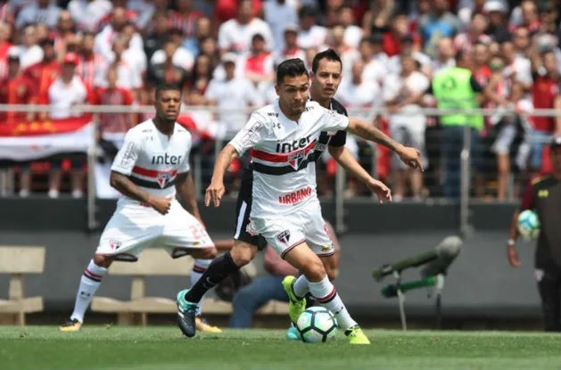 São Paulo joga melhor, mas cede empate ao Corinthians diante de público recorde