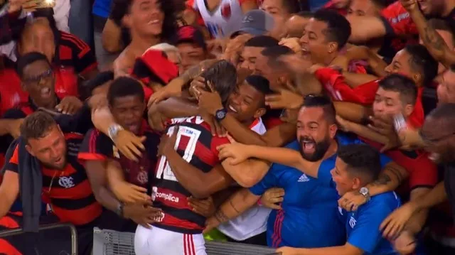 Imagem mostra torcedor "apalpando" Diego em gol do Flamengo e vira meme