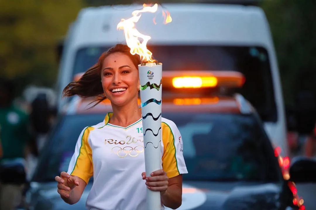 Sabrina Sato faz bela homenagem após carregar tocha olímpica em São Paulo