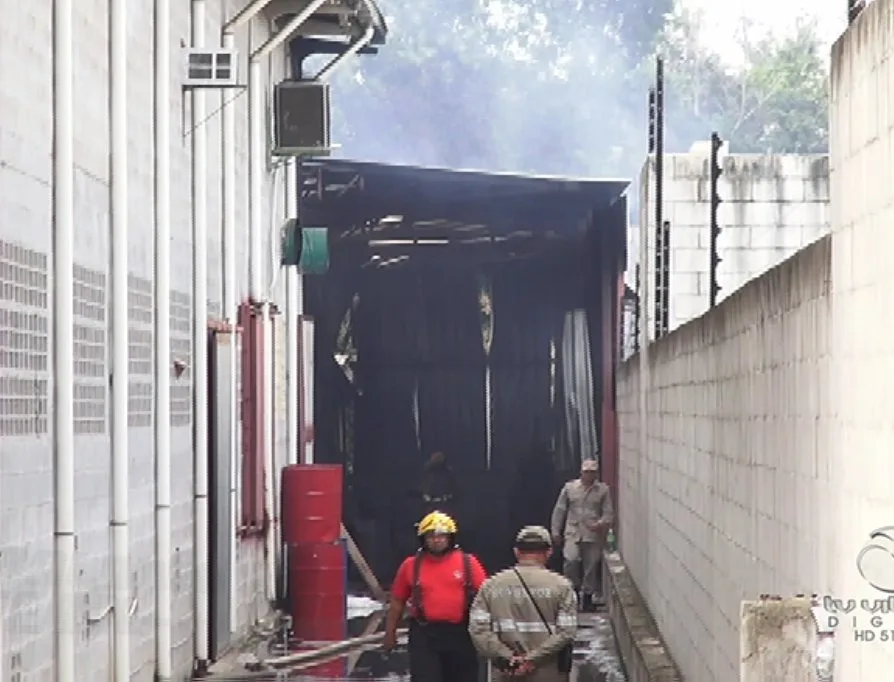 Incêndio atinge fábrica de colchões e assusta moradores da Serra