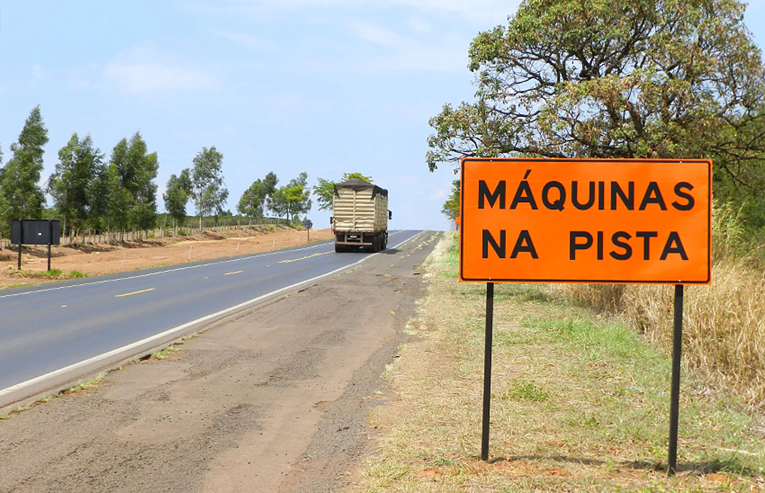 Deputado questiona obras paralisadas há três anos em rodovias do Estado