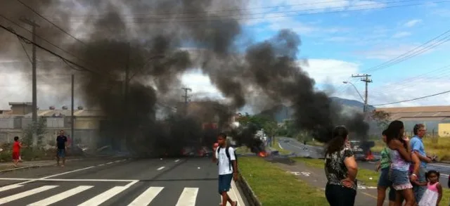 Protesto na BR-101: tumulto e correria durante confronto da Tropa de Choque com manifestantes