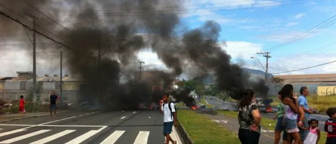 Protesto na BR-101: tumulto e correria durante confronto da Tropa de Choque com manifestantes