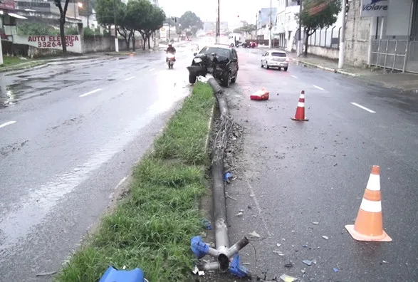 Veículo bate e arranca poste na Lindenberg