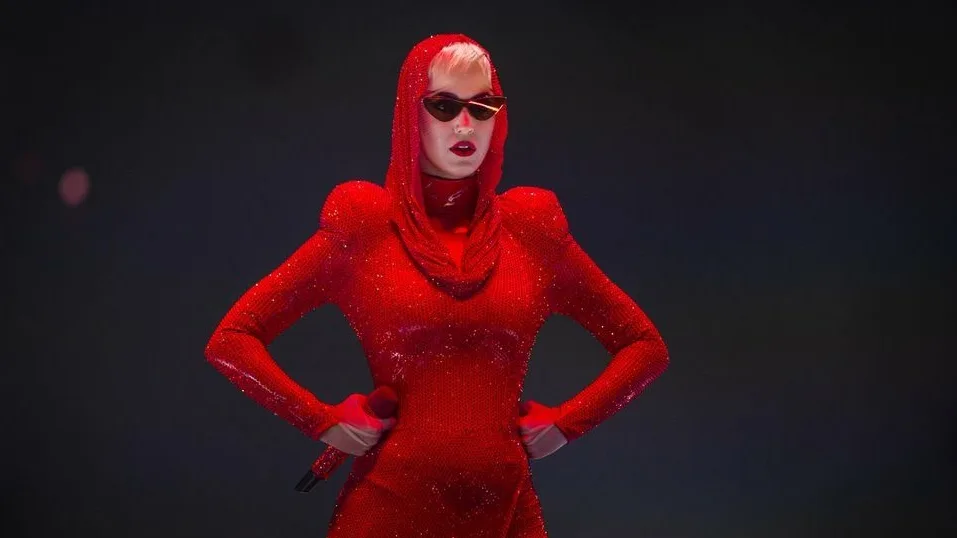 Katy Perry estreia a turnê do novo álbum, Witness