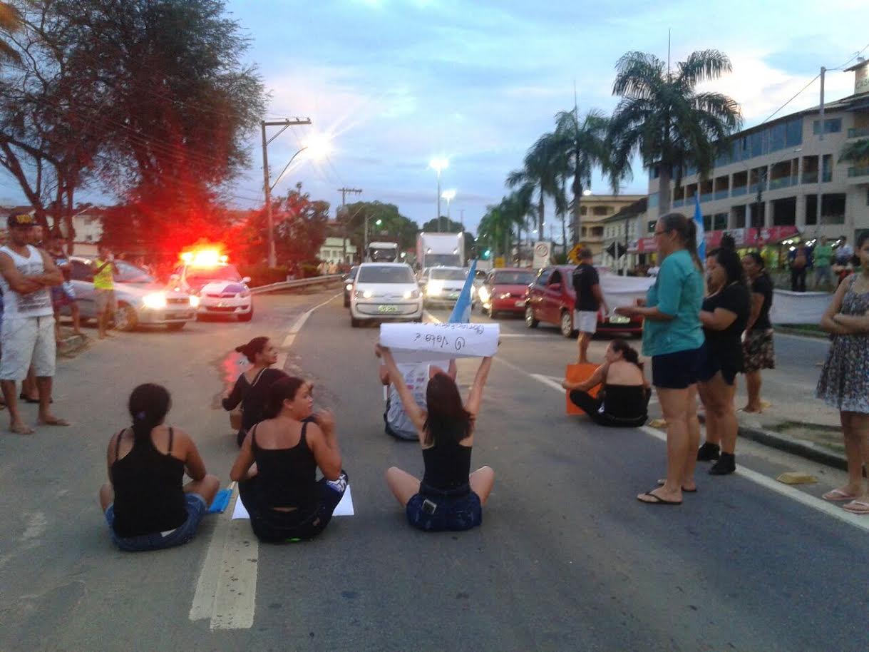 Protestos interditam trechos da BR 101 na Serra e em Fundão