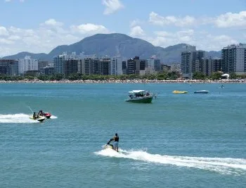 Jet-skis e lanchas têm área delimitada e não poderão navegar em áreas de Vitória e Vila Velha