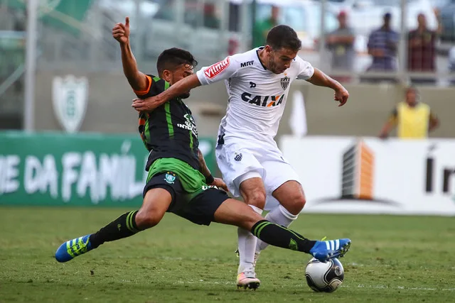 América-MG abre 2 a 0, toma gol no fim e decisão contra Atlético-MG fica aberta