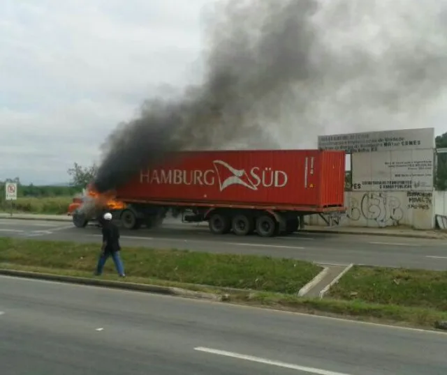 Carreta pega fogo na Rodovia Darly Santos, em Vila Velha