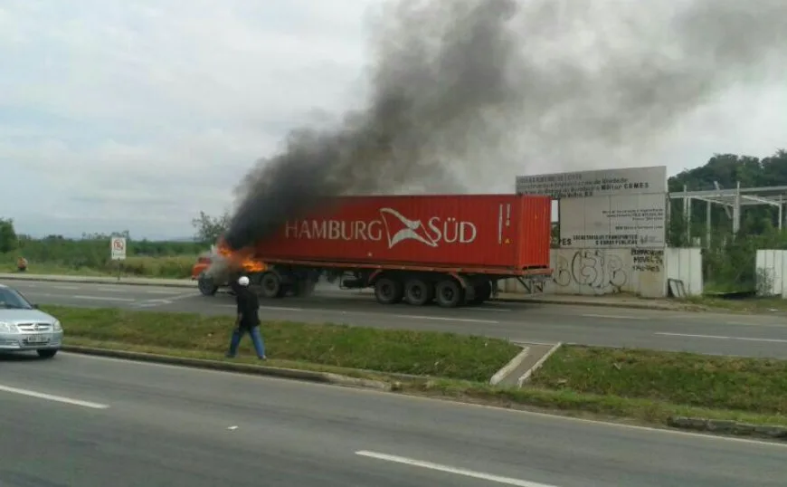 Carreta pega fogo na Rodovia Darly Santos, em Vila Velha