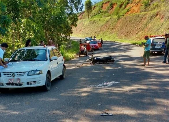 Casal em moto bate em táxi e mulher morre durante acidente no interior do Estado