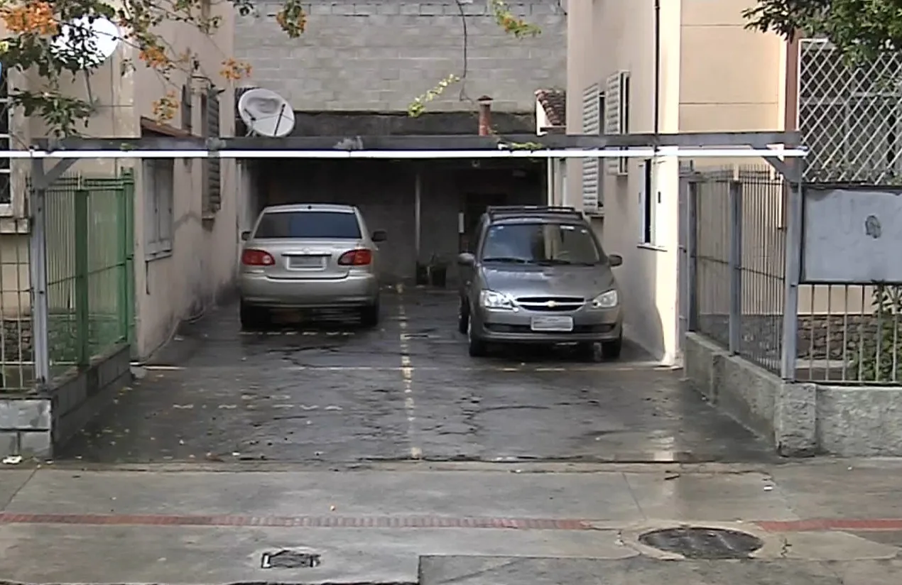 Portão da garagem de prédio é levado por criminosos em Vitória