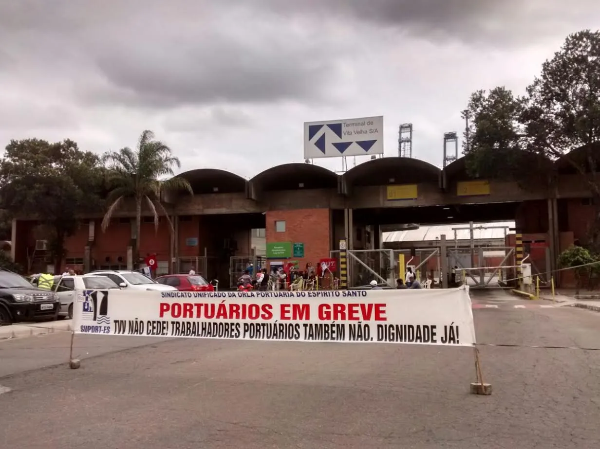 Portuários fazem greve e paralisam serviço no terminal em Vila Velha