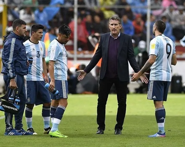 Bauza minimiza críticas e mostra confiança para seguir no comando da Argentina