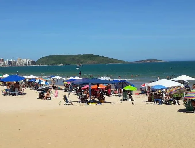 Frequentadores continuam instalando tendas nas praias de Guarapari