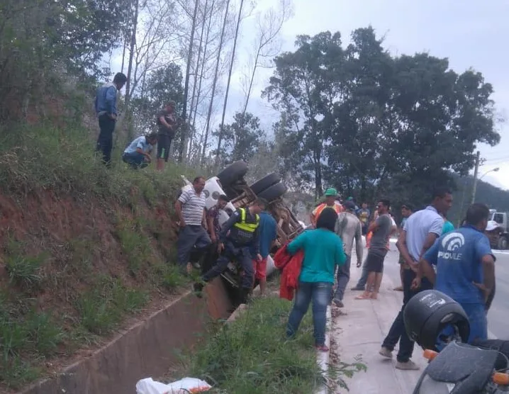 Homem morre após capotar caminhão em Cachoeiro de Itapemirim