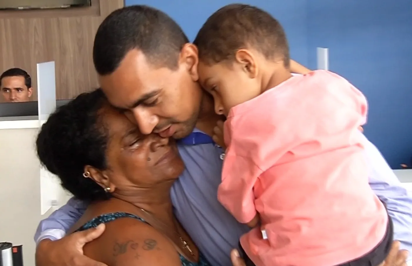 Telespectadores da TV Vitória doam passagem para senhora que fez pedido na 'Praça do Povo'