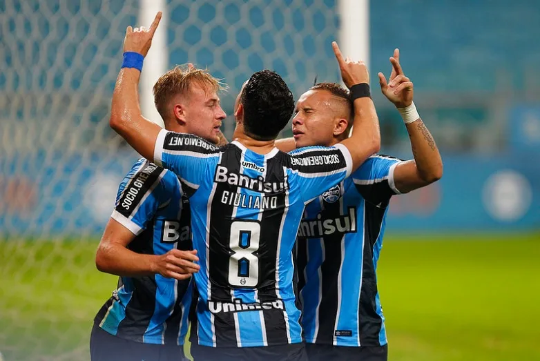 Grêmio vence Coritiba com facilidade e assume liderança do Campeonato Brasileiro