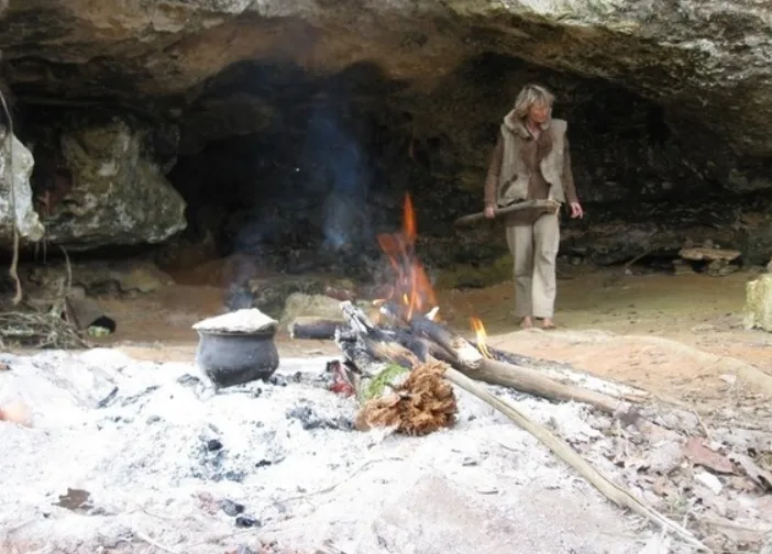 Mulher vive há 10 anos isolada como na Idade da Pedra