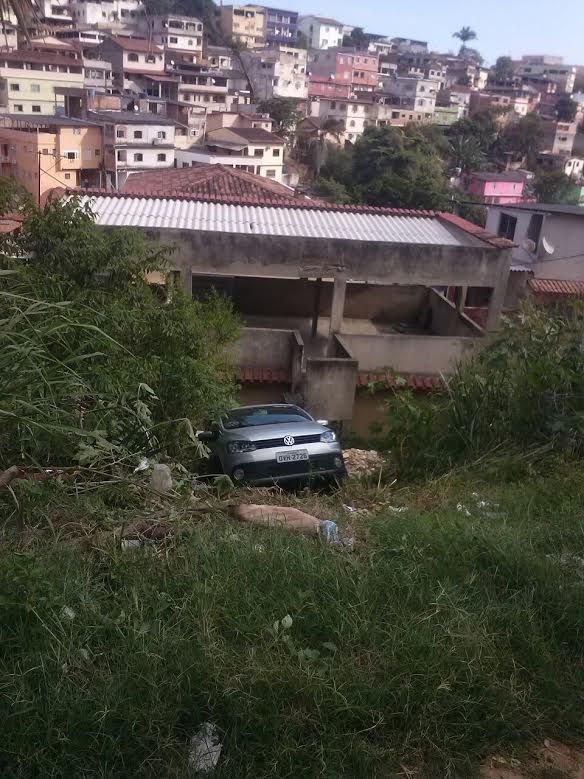 Homem tenta sair da garagem de casa e carro cai no barranco em Cariacica