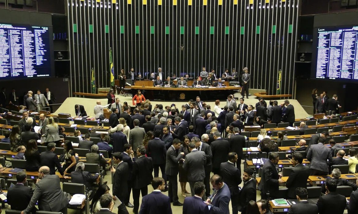 Plenário da Câmara dos Deputados analisa requerimento de convocação do ministro da Educação, Abraham Weintraub, para prestar esclarecimentos sobre os cortes orçamentários realizados nos programas de sua pasta.