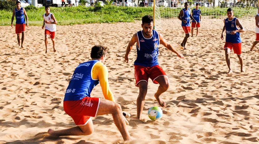 Atletas disputam seminais de campeonatos de Beach Soccer neste domingo