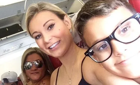 Andressa Urach publica foto com a família e diz: “Agradeço a Deus todos os dias”