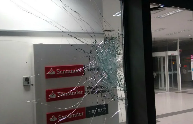 Bancos destruídos em protesto em Vitória contra aumento do preço da passagem do Transcol