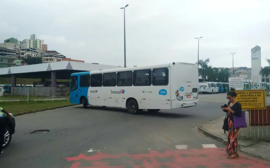 Assaltante é atropelado e tem fratura exposta após roubar passageira dentro de terminal Assaltante é atropelado e tem fratura exposta após roubar passageira dentro de terminal