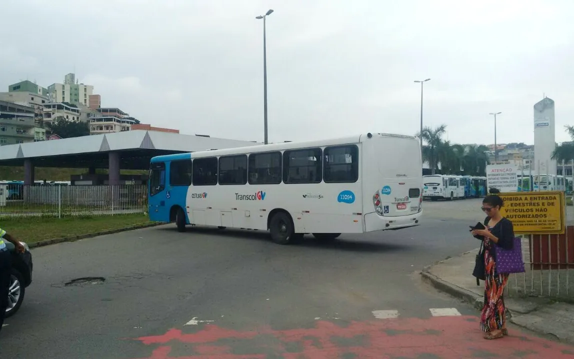 Assaltante é atropelado e tem fratura exposta após roubar passageira dentro de terminal