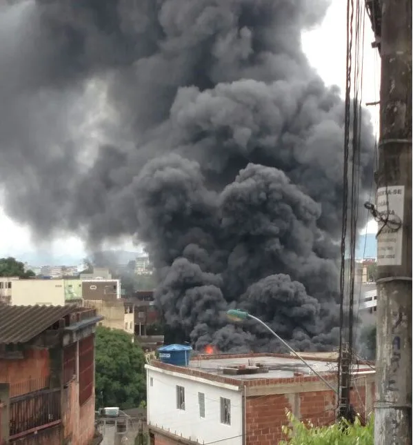 Incêndio de grandes proporções assusta moradores em Cariacica