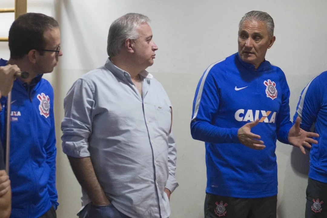 À procura de um treinador, Corinthians enfrenta o Fluminense em Brasília