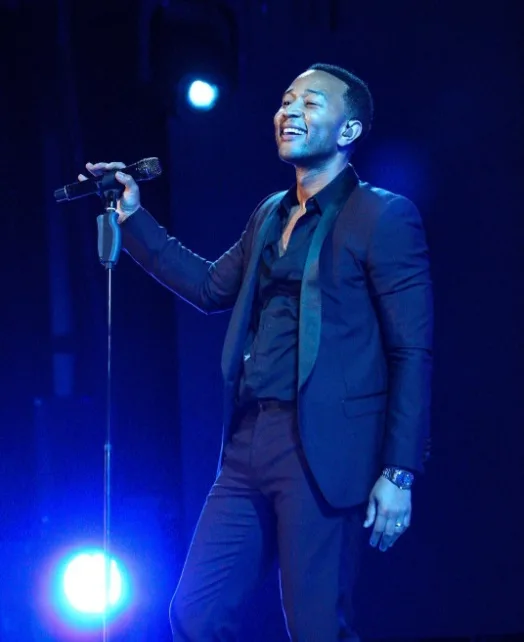 John Legend manda mensagem para família de adolescente morta no show de Ariana Grande