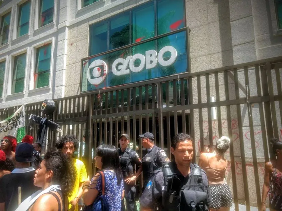 Manifestantes invadem prédio da TV Globo no Rio e são retirados pela polícia